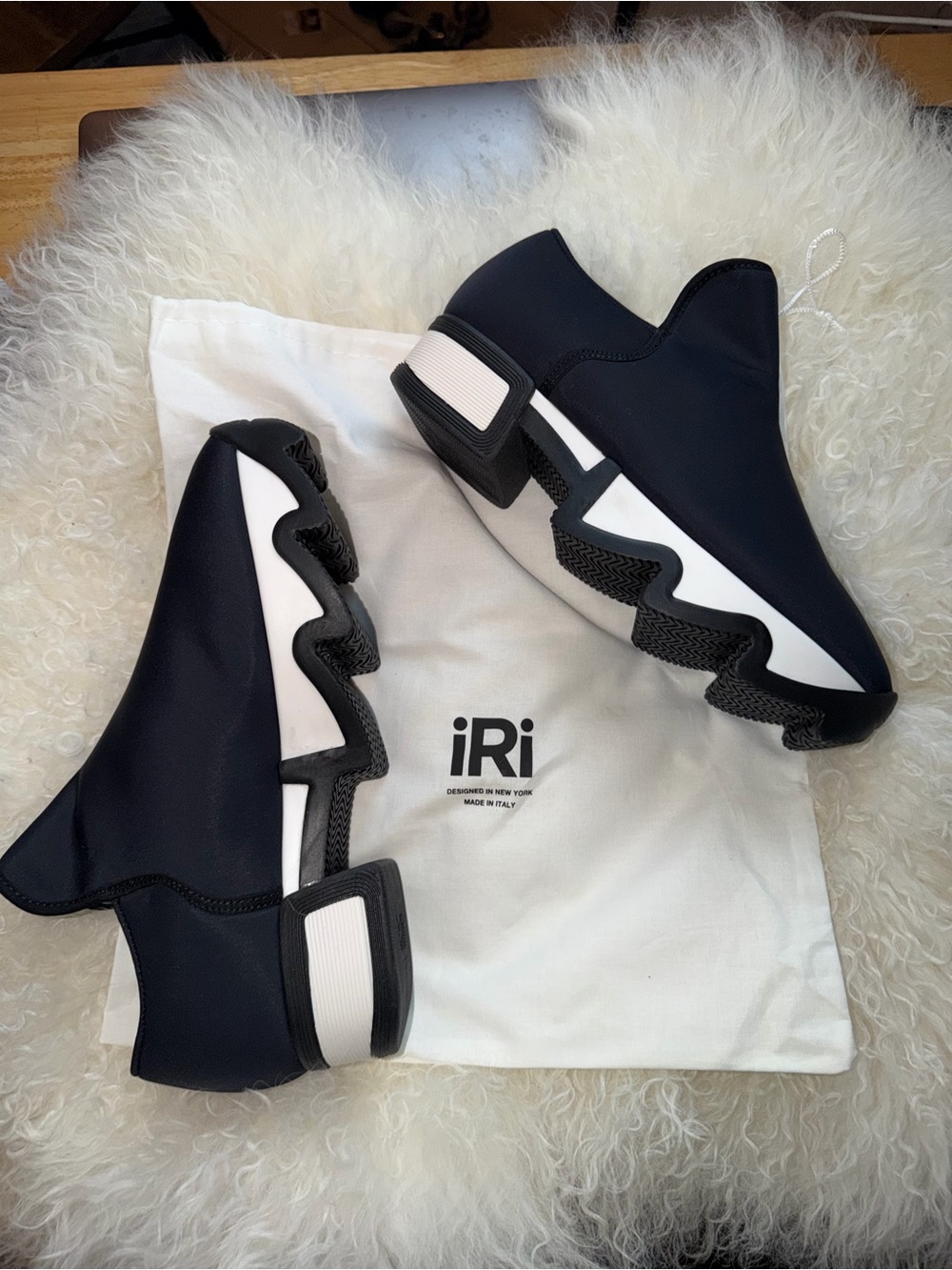 iRi NYC | WES I Black Outline Low Top Sneaker | Size 40.5 Unisex